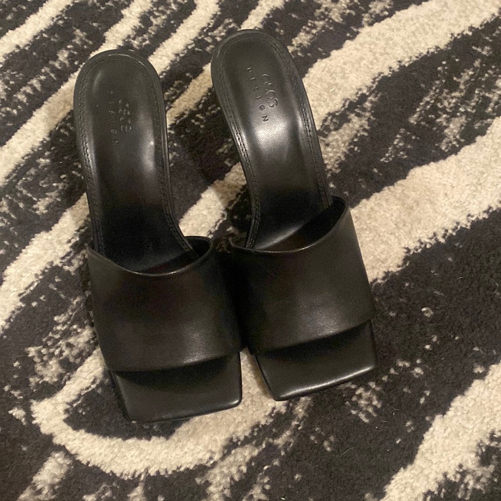 Black heeled mules